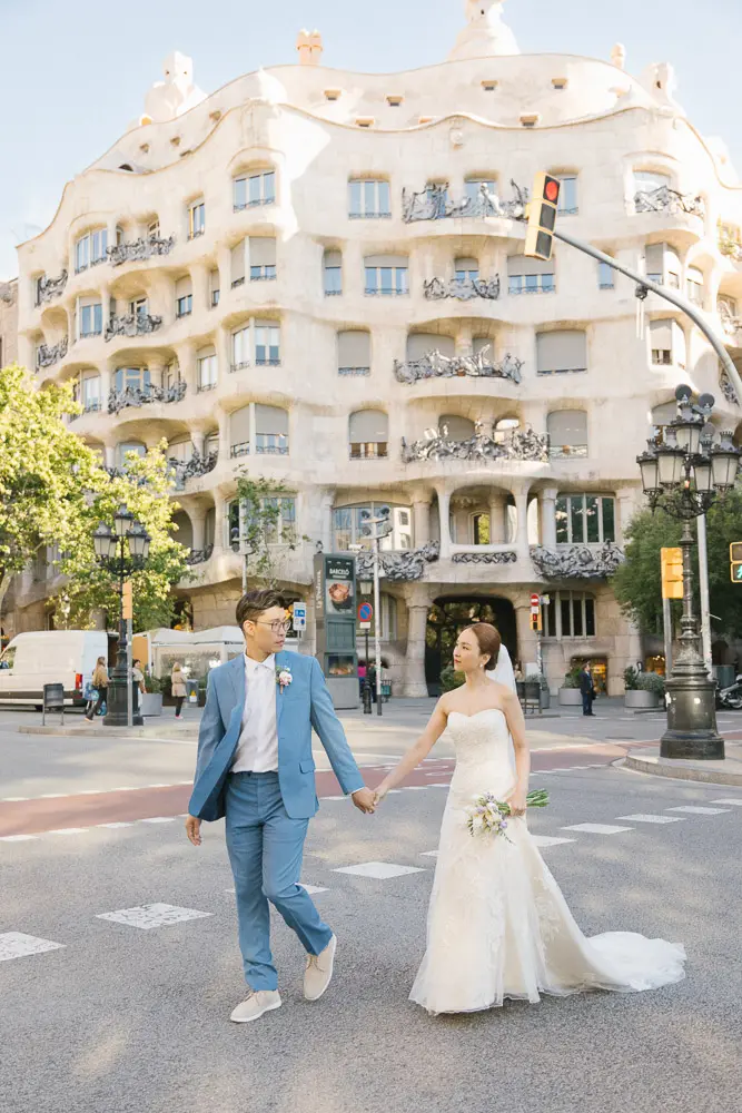 The couple take a walk in Balcelona