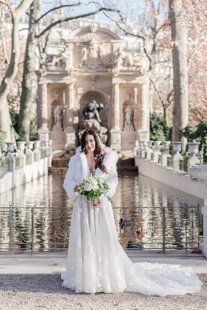 The bride posing in front of the Fontaine de Medicis