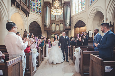 american-church-cerimonies_04 couple kissing in Paris after elopement