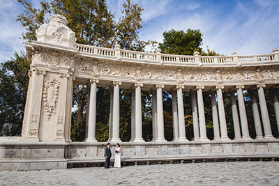 madrid-ceremonies_04 couple kissing in Paris after elopement