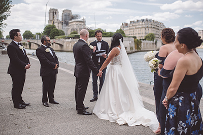 notredame-ceremonies-02 Happy couple renewing vows in Paris