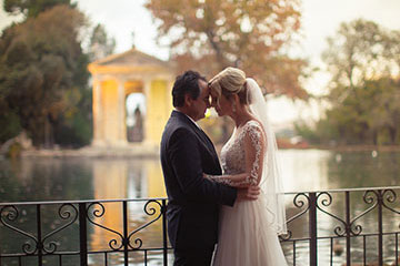 rome-ceremonies-06 couple kissing in Paris after elopement