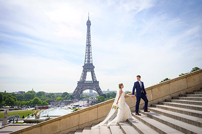 france-ceremonies-02 Couple in love eloping at Eiffel tower in Paris