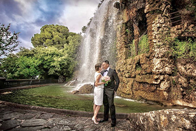 nice-ceremonies-02 Couple in love eloping at Eiffel tower in Paris