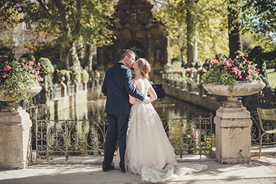 paris-ceremonies-02 Couple in love eloping at Eiffel tower in Paris