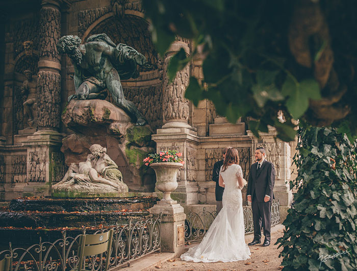 ceremony-at-the-medici-fountain Love Gracefully ceremonies in Luxembourg Gardens