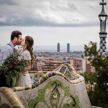 Fun, creative and full of color destination wedding in Barcelona, Spain Love Gracefully 2 cv car