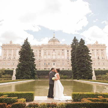 Royal destination wedding in Madrid, couple kisses like a prince and princess Love Gracefully 2 cv car