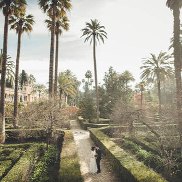 Fairytale destination wedding in Seville, with couple standing in the middle of the andalusian gardens Love Gracefully 2 cv car