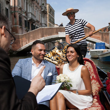 Young, original couple organized a destination wedding in Venice, got married in a gondola Love Gracefully 2 cv car
