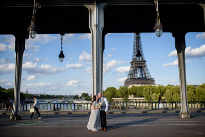 the couple for a photo photo under bir hakeim bridge