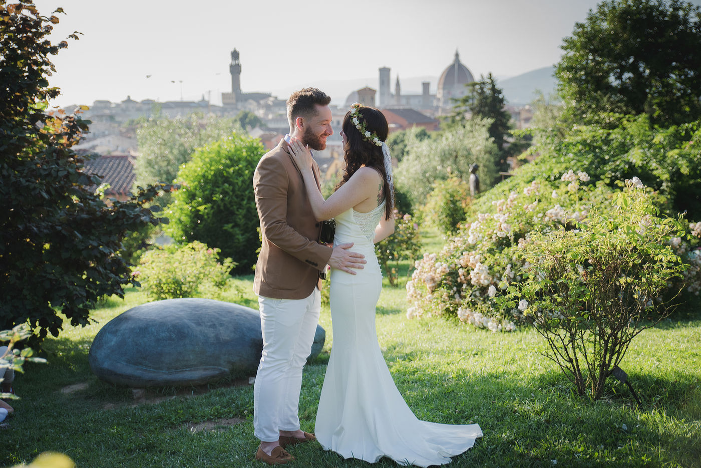 The couple at the hill of the rose garden in Florence