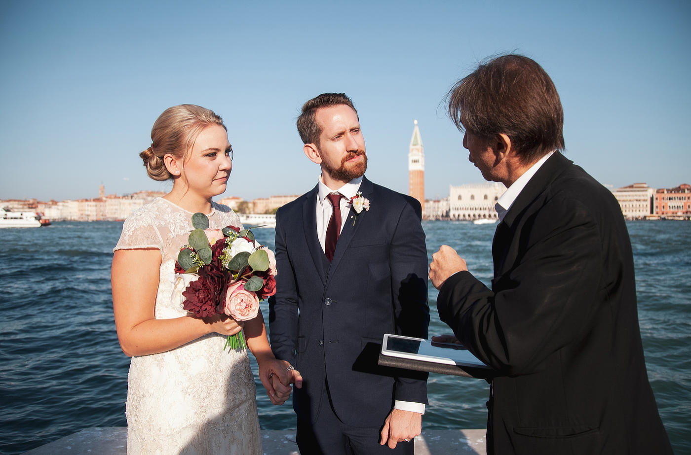 the celebrant explain the organisation of the ceremony to the couple