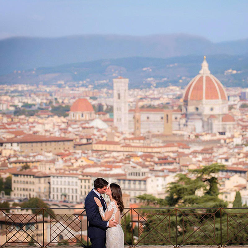the couple kissing above the Dome of Florence