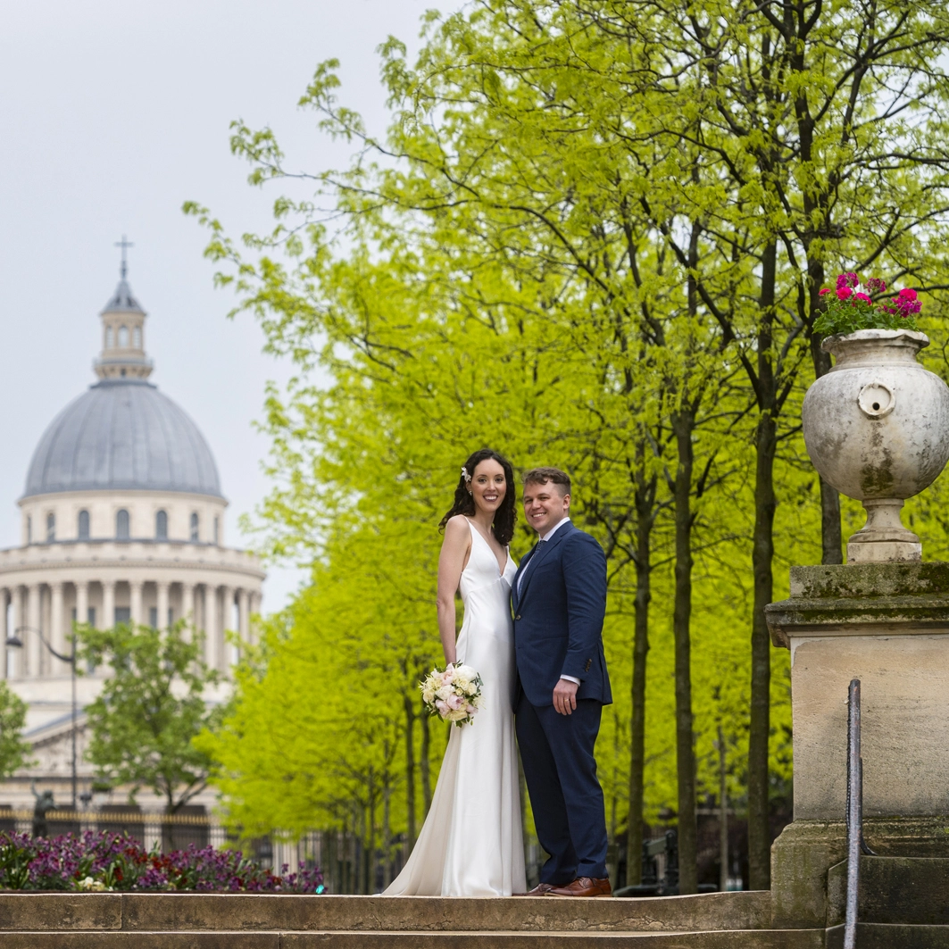 bride and groom in the garden of the tuileries garden