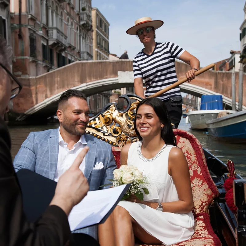 The vow renewal in a gondola in venise