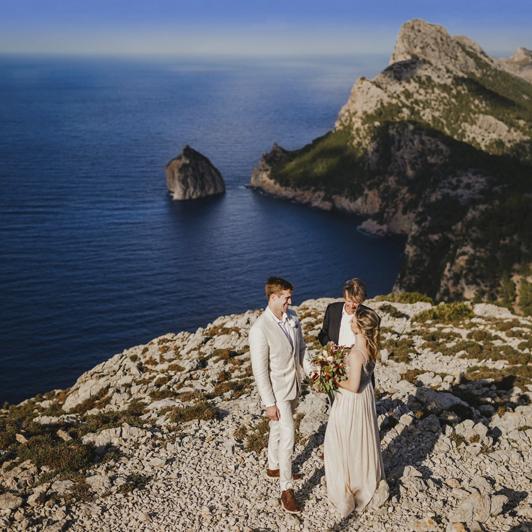 The couple during their exchange of vows on the cliff, above the see and blue sky