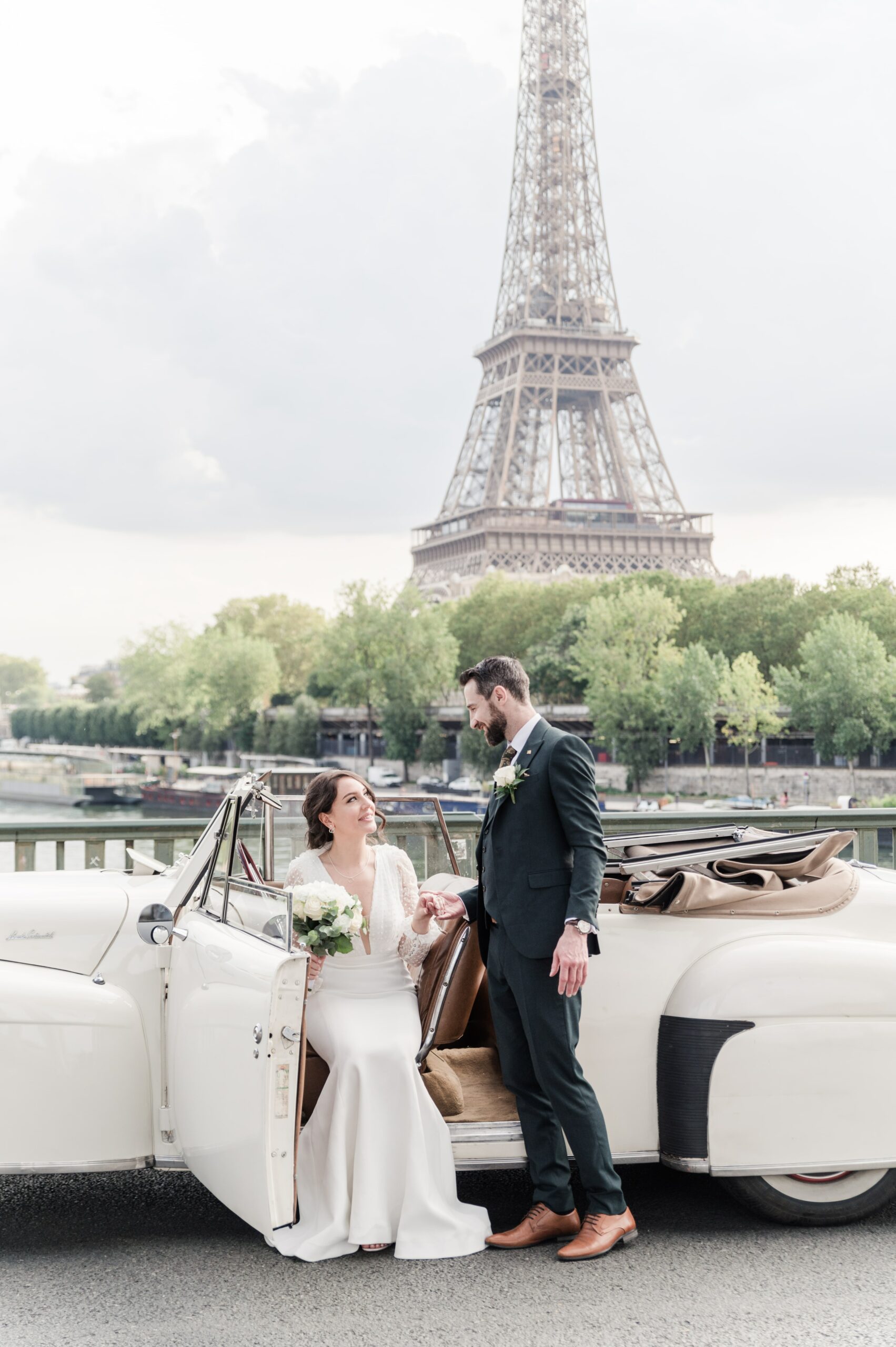 The couple arrive at Bir hakeim bridge by car