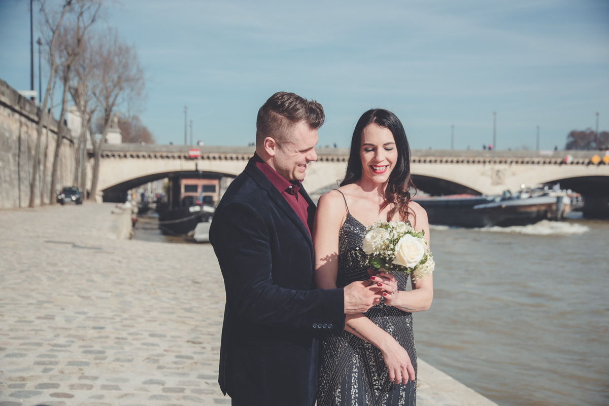 The surprise of the bouquet during the first look