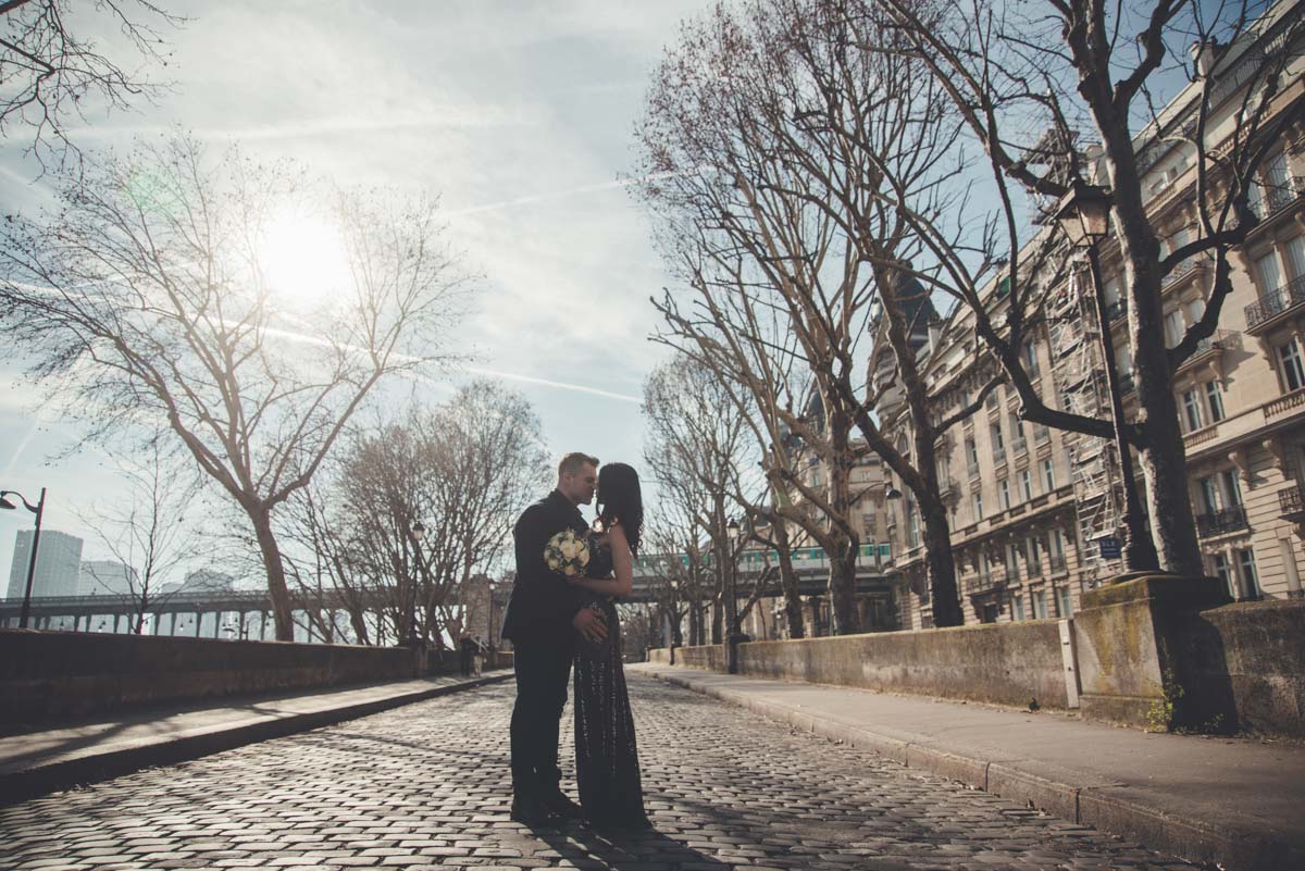 The couple facing each other with the sun as a gift