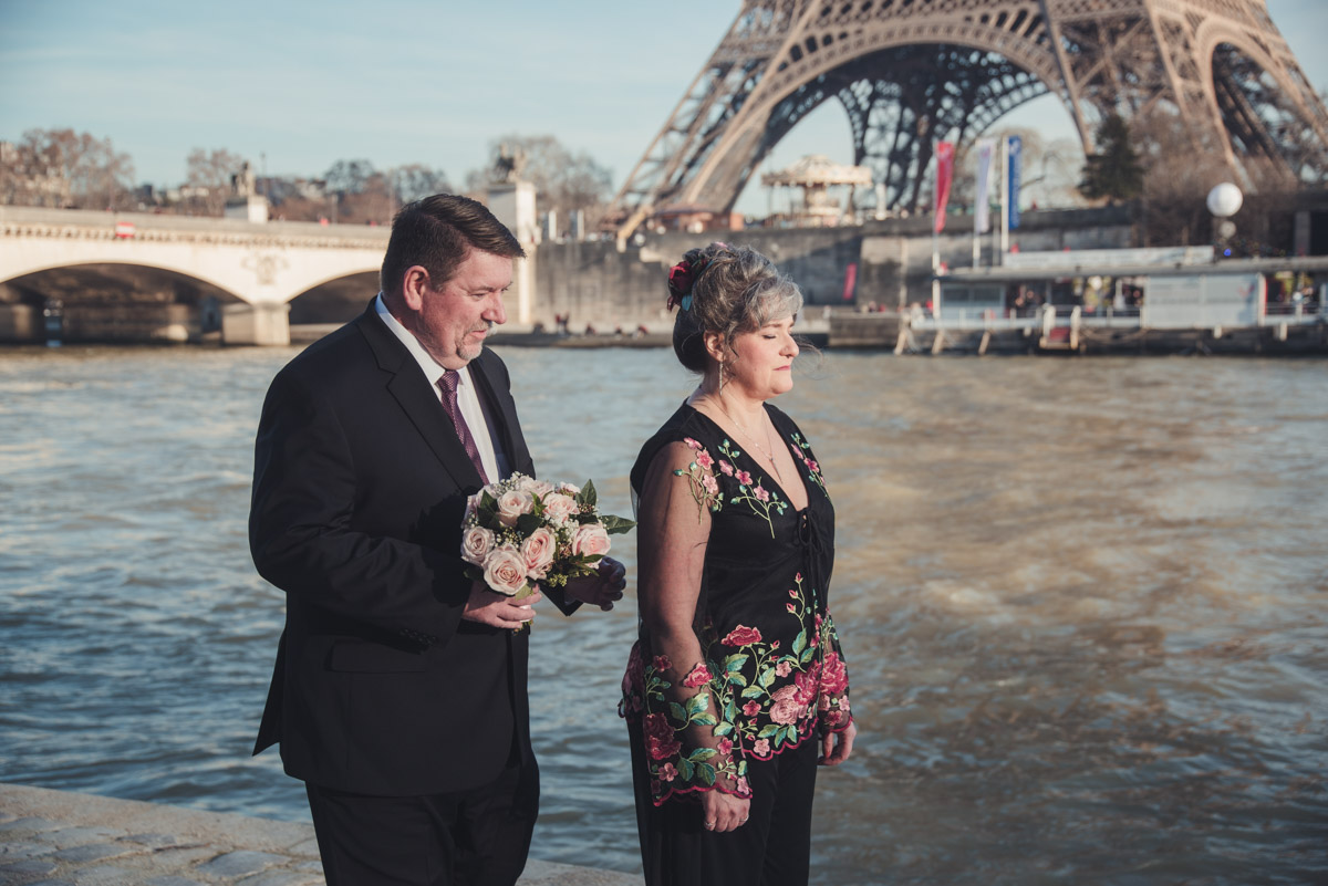 The groom bring the bouquet to the bride