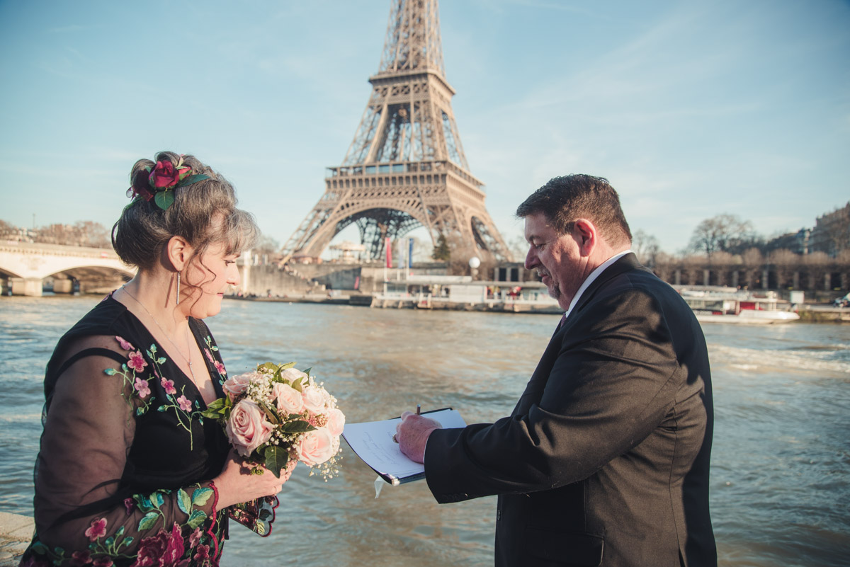 The groom hold the certificat of renew of vows signature