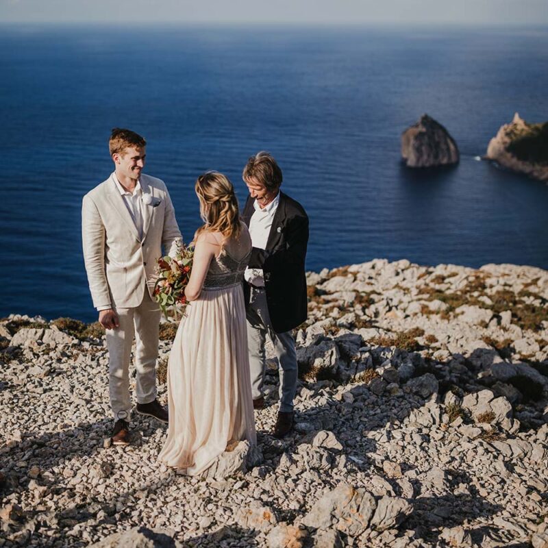 An incredible setting above the cliff and the sea in Mallorca