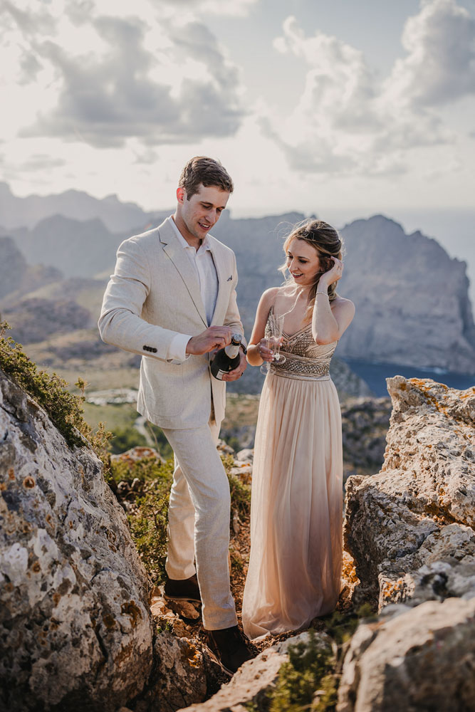 Pop up of the champagane, a drink on the Mallorca cliff