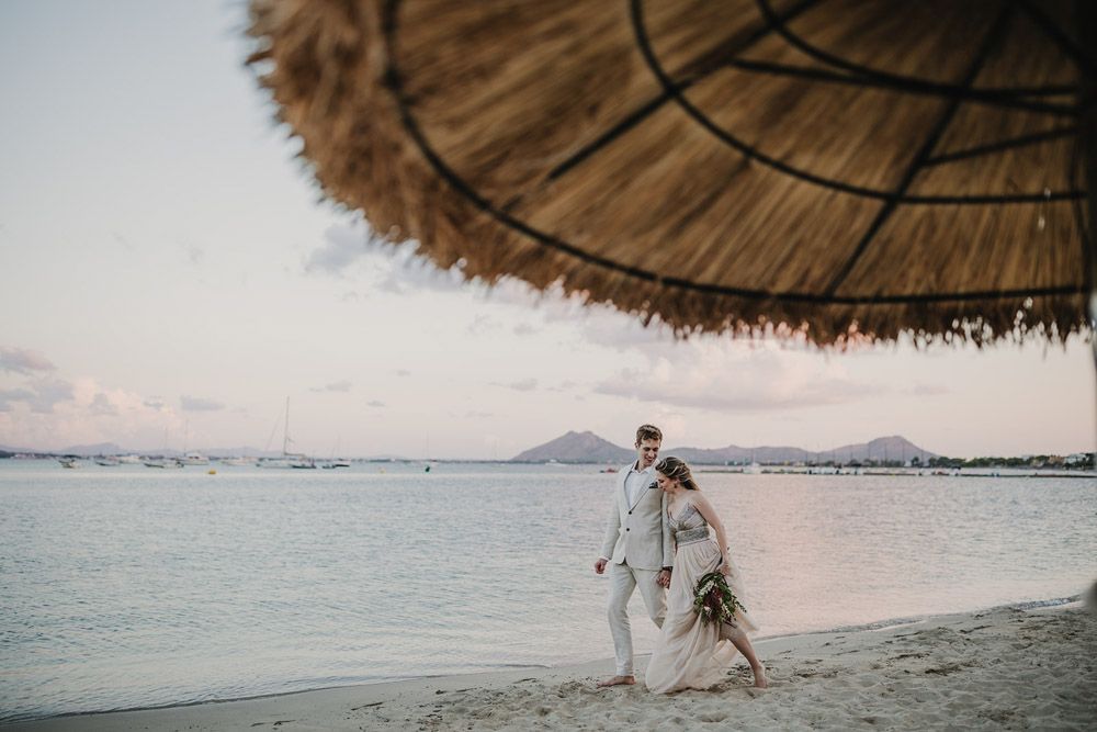 to walk on the beach is also a possibility for the photoshoot after the wedding