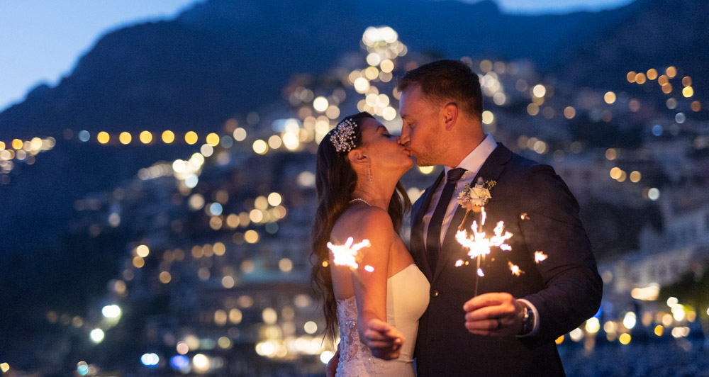 Firestick and kiss for the bride, a photo by night to close the day