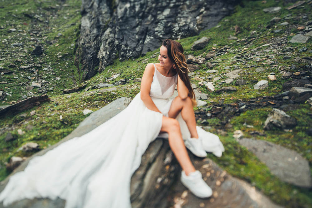 the bride posing in the hill