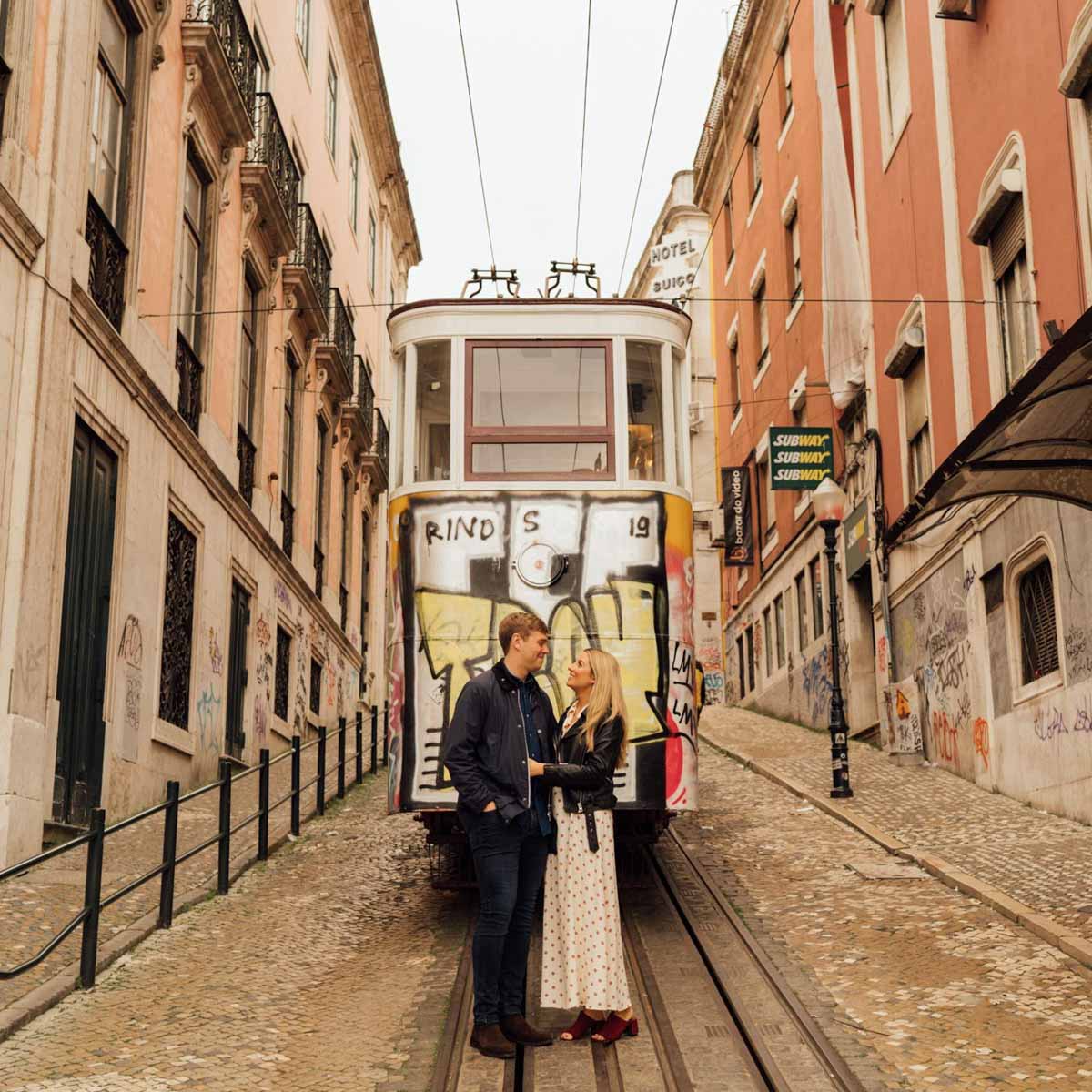 A modern renew of vows in the street of Lisboa