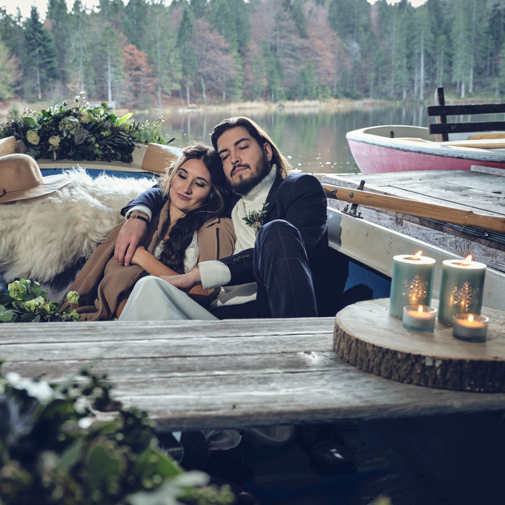 A moment very peacefull for the couple after the ceremony. A boat, a lake, a tender moment