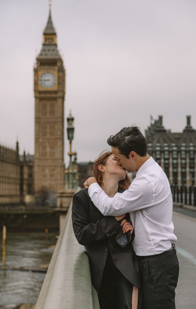 kiss under Big ben