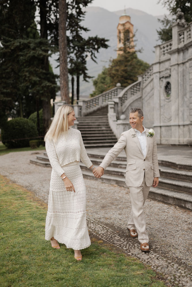 the couple walking in the garden of Parco Olivelli, lake como