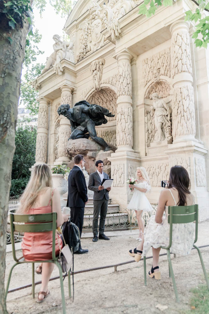 the 2 daughter surrounds the couple for the ceremony