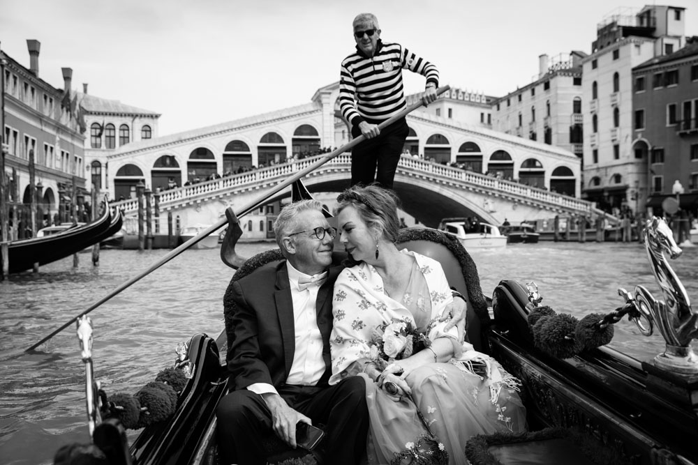 a moment of love and intimacy of the couple in the gondola