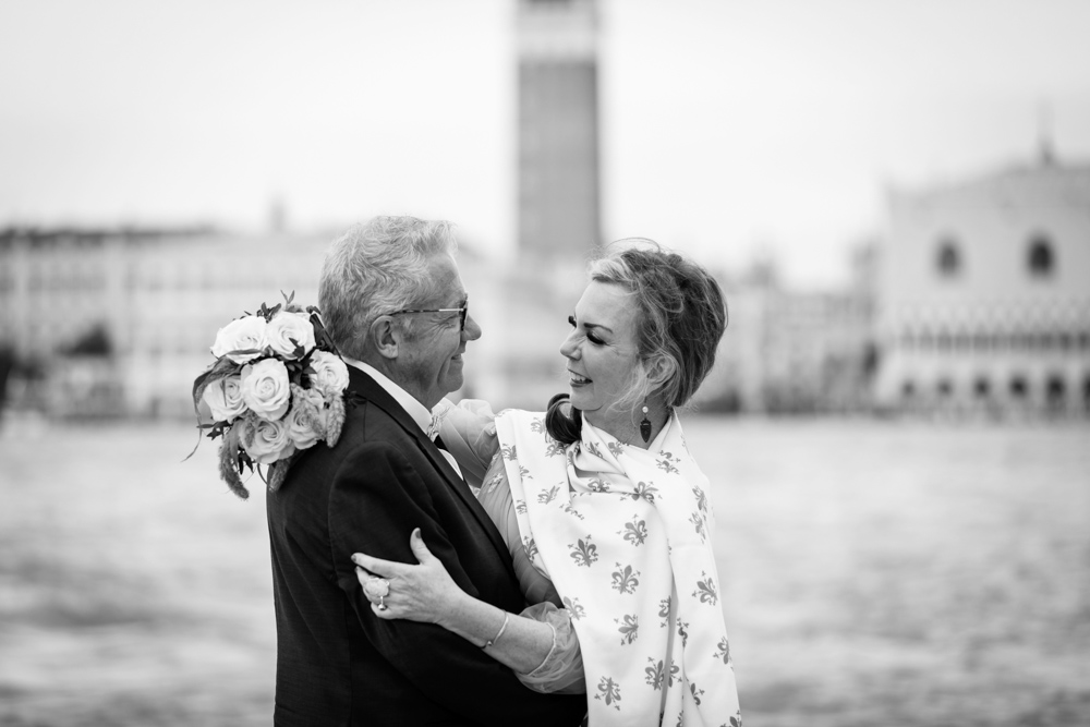 The happyness of the end of the ceremony for the bride and groom