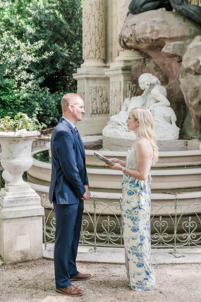 facing each others durinf the ceremony in front of the Medici fountain