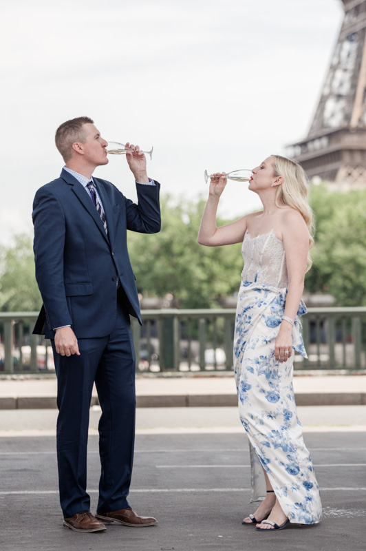 a good moment, the glass of Champagne to celebrate the vows