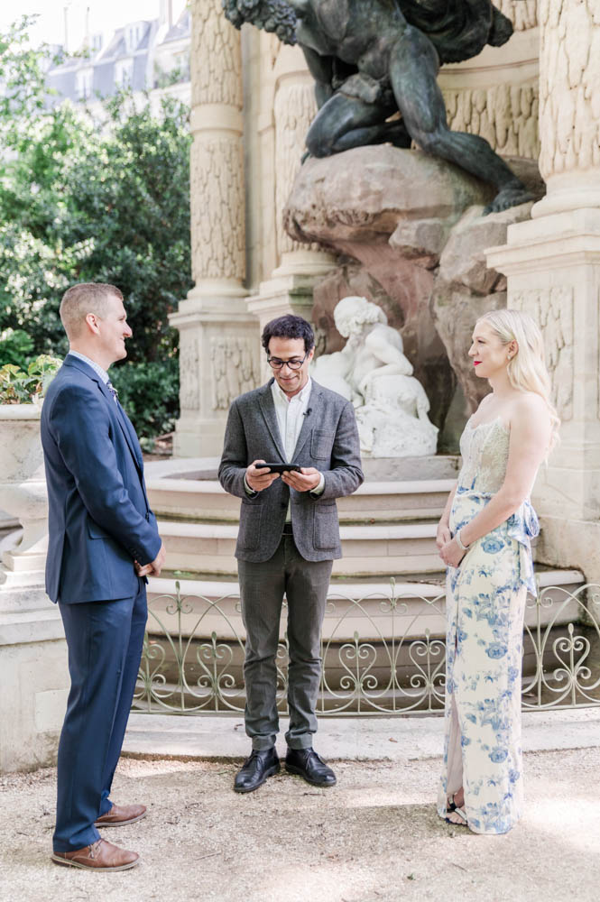 The Medici fountain is a perfect background for intimacy of the ceremony