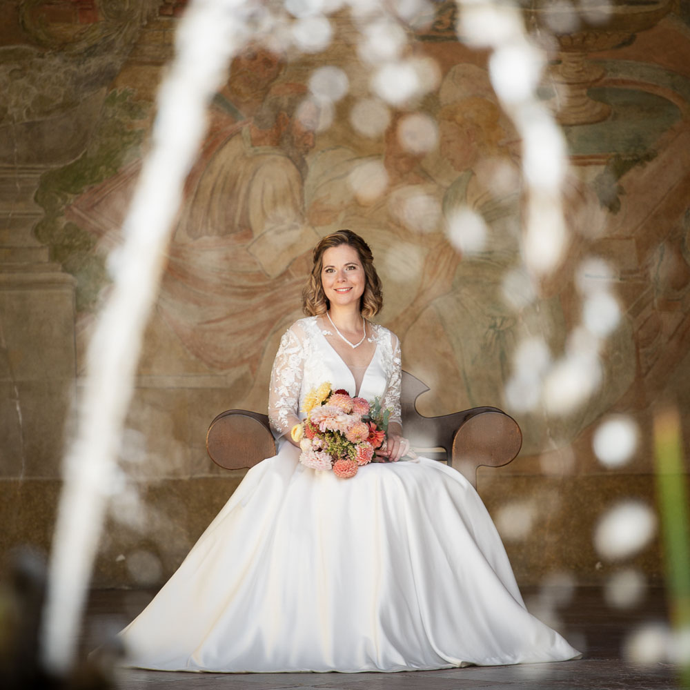 The gorgeous bride posing with her flower bouquet
