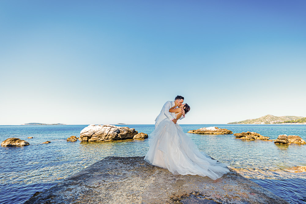 Elopement Wedding in Dubrovnik – 001 the couple kissing in Mlini, Dubrovnik