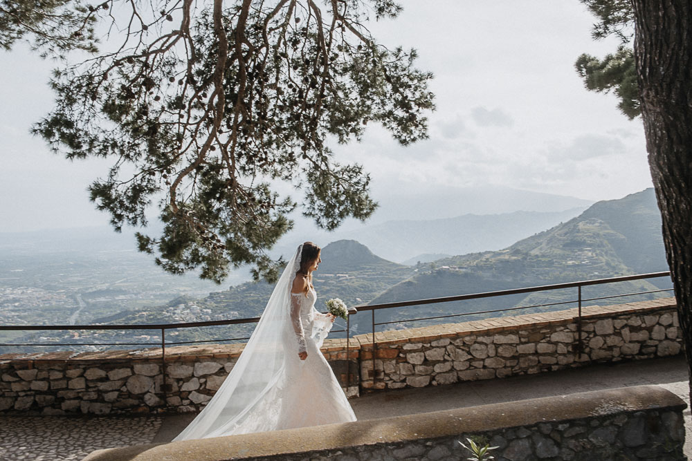 The bride arrives to the spot for the ceremony