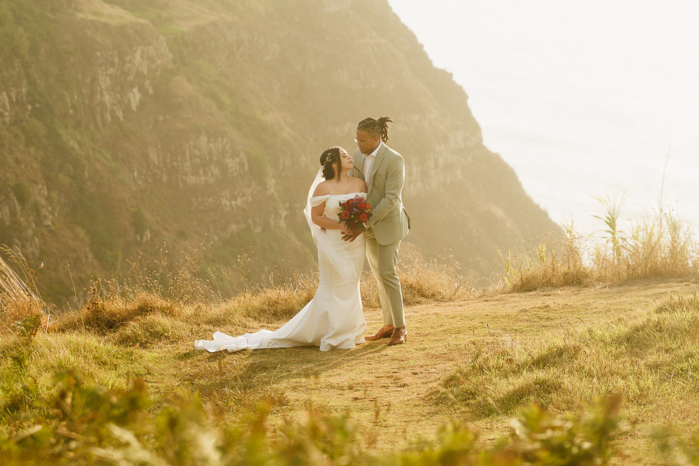 A love pose with breide and groom before the ceremony of elopement on the cliff