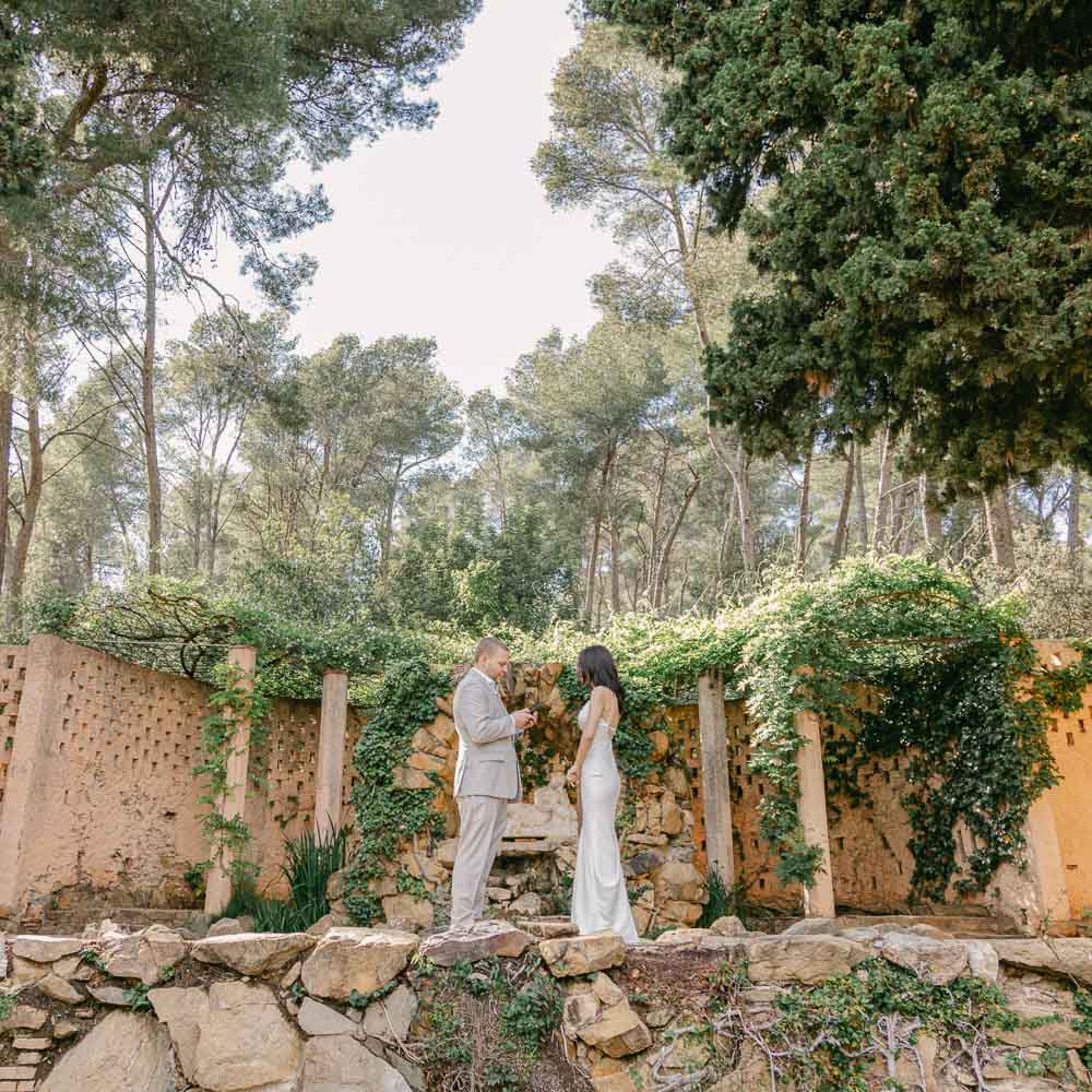 Wedding in Barcelona – 003 The ceremony with the couple in Horta Park, Barcelona
