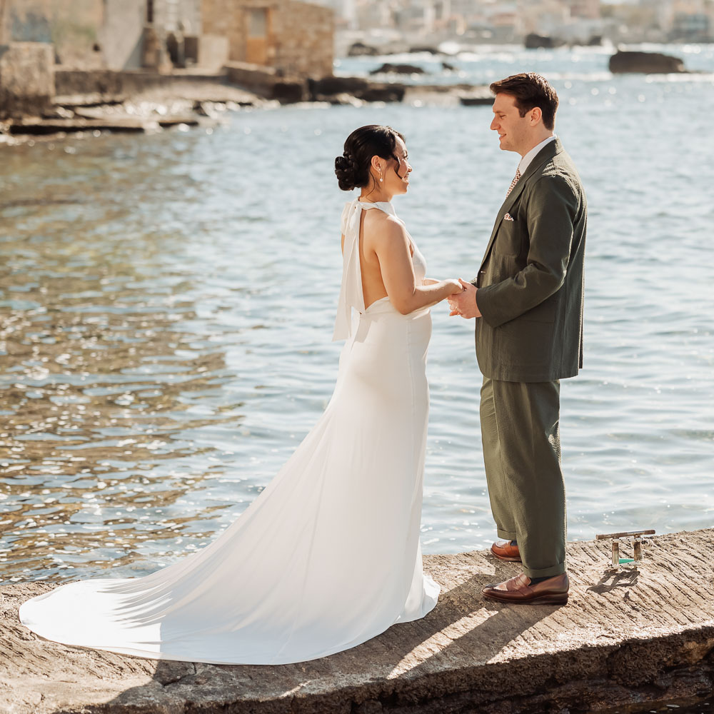 The sweet sky and temperature in Crete for a wedding nearby the sea