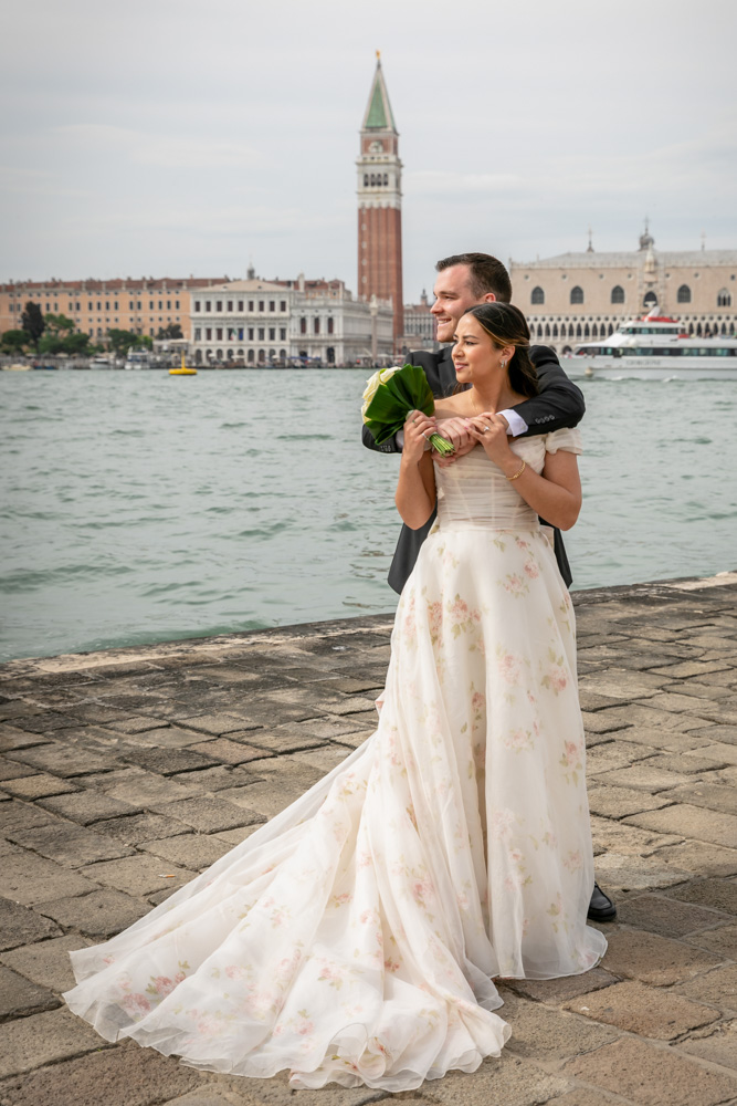 couple in winter for a wedding in venice