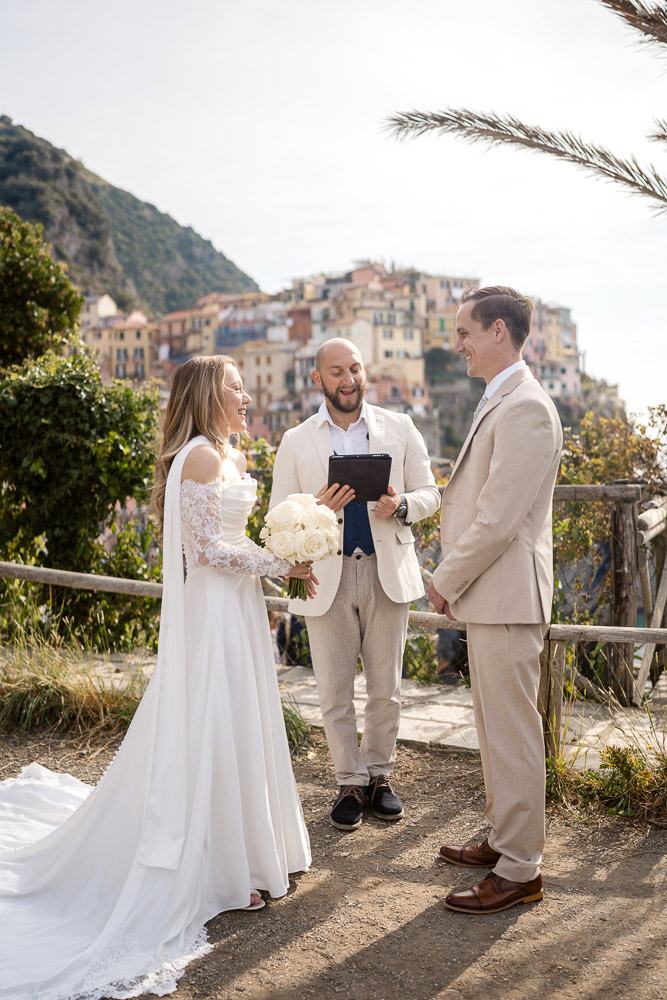 The couple during the ceremony of elopement in Manarola, Cinque terre
