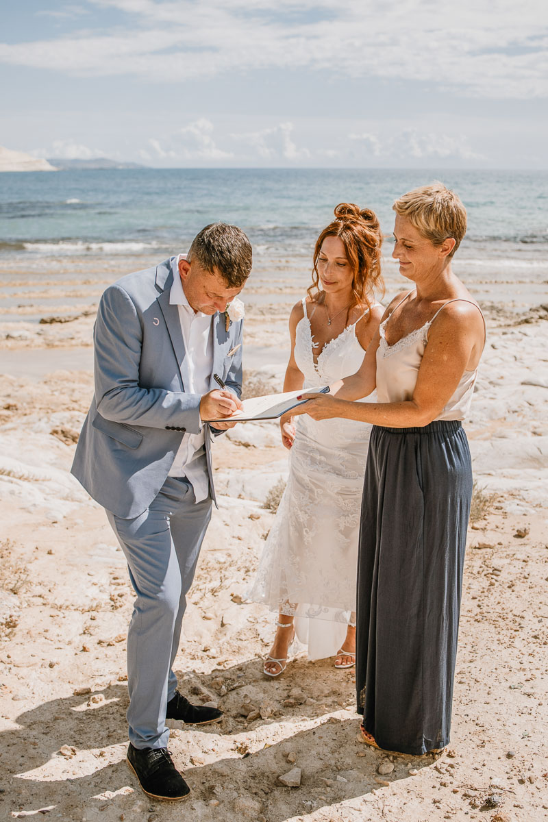 The groom sign the certificate of wedding